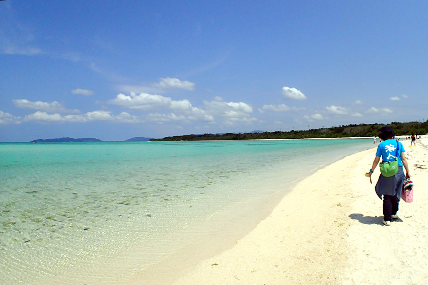 竹富島。青い海はもちろん白い道と珊瑚石垣が美しい南国テーマパーク。【23】