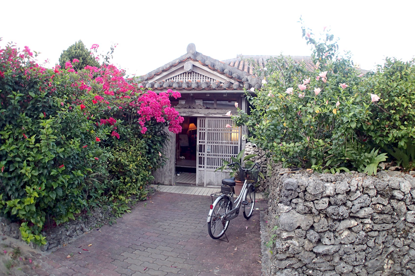 石垣島、民宿 楽天屋。骨董とアートの素泊まり宿はとにかく「良い」【25】