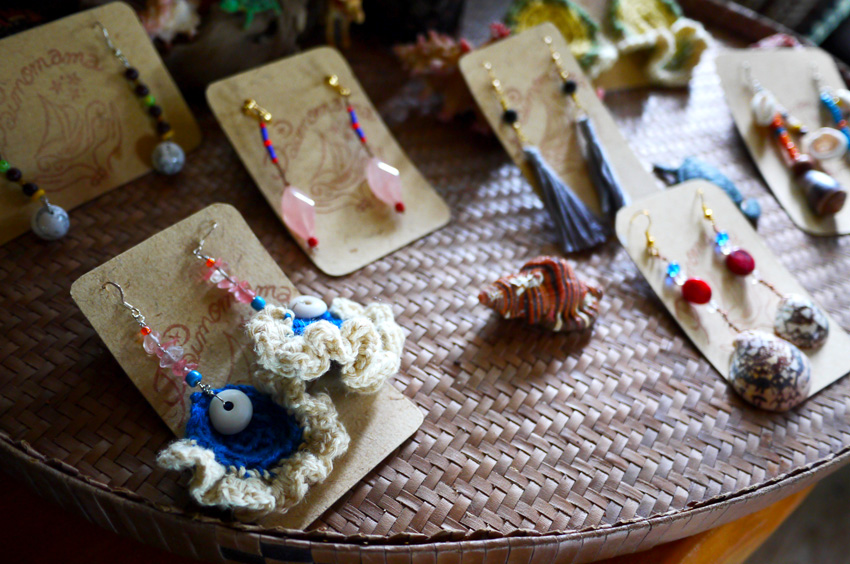 【生間】お土産にもぴったりな、かわいい手作りアクセサリーが無人販売！「かけろまの壺」【奄美大島・加計呂麻島 女もつらいわ 07】