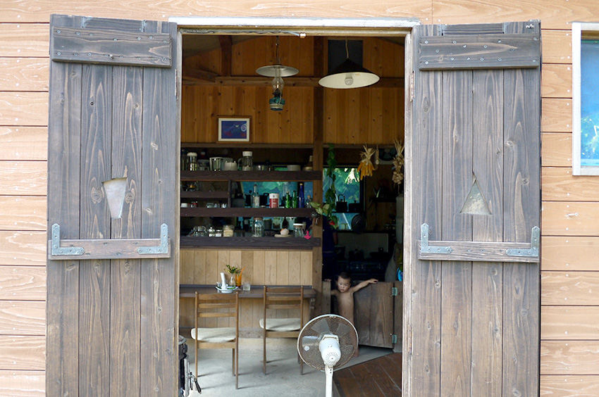 【徳浜】寅次郎紅の花と、休業中のつるかめ畑カフェ【奄美大島・加計呂麻島 女もつらいわ 15】