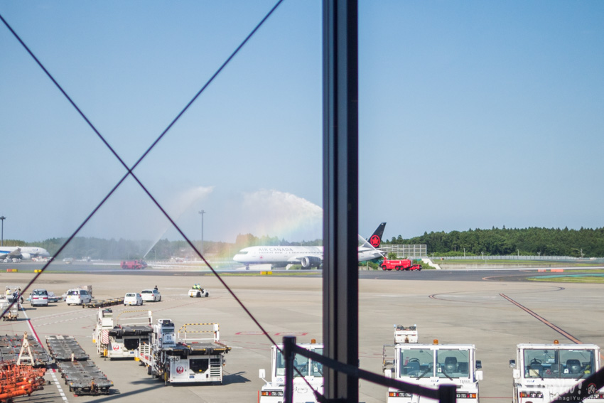 モントリオールからやって来た飛行機AC005便を迎える「歓迎放水」