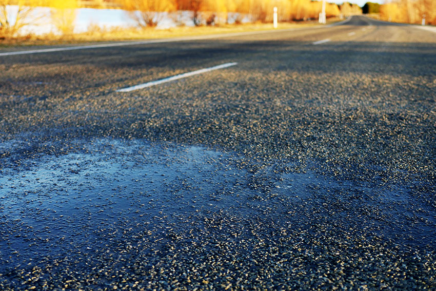 冬は道路が凍結して「ブラックアイス」ができてるのでより安全運転を。