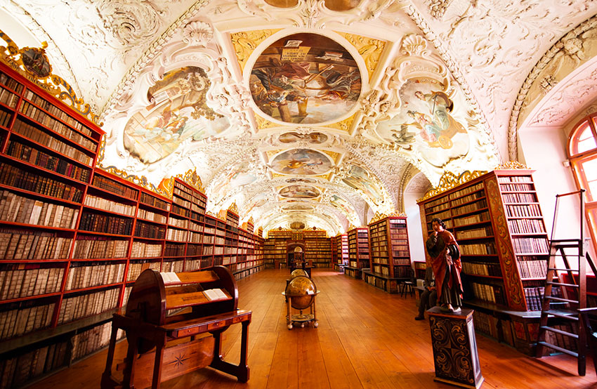 天井がフレスコ画で覆われた「神学の間」